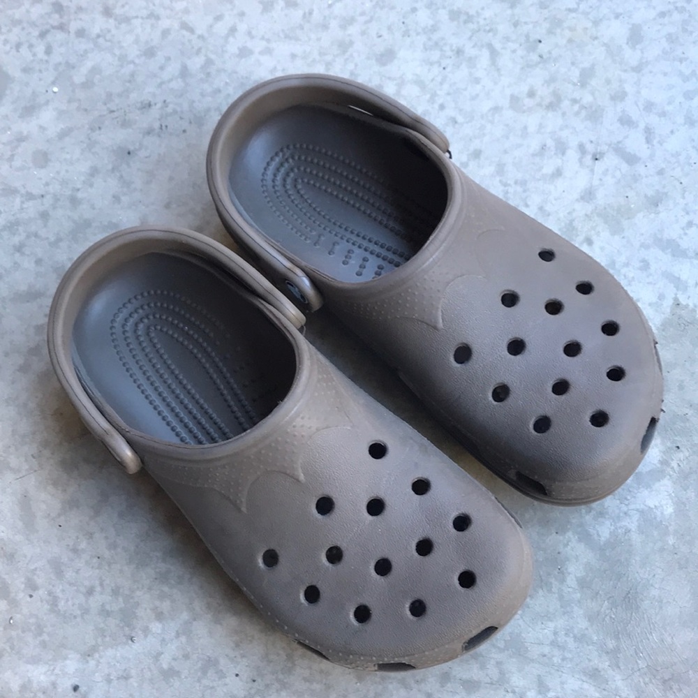 Brown classic Crocs Clog, size S (6-7)